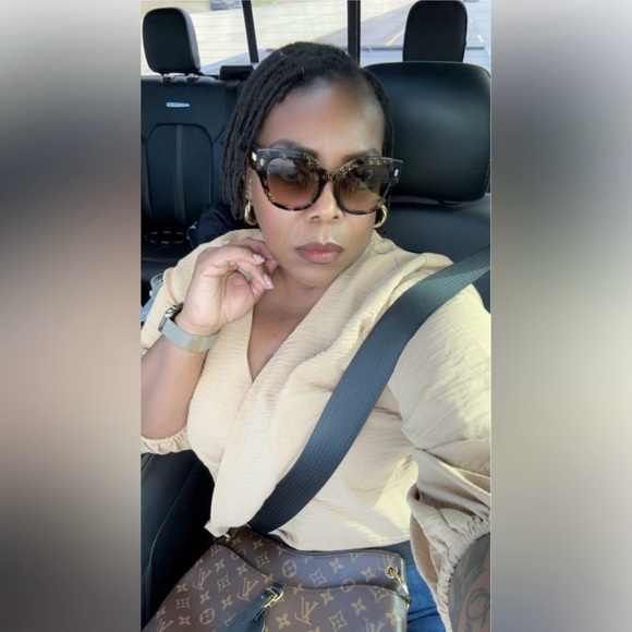 Meet your Posher Alicia - Picture 2 of 13